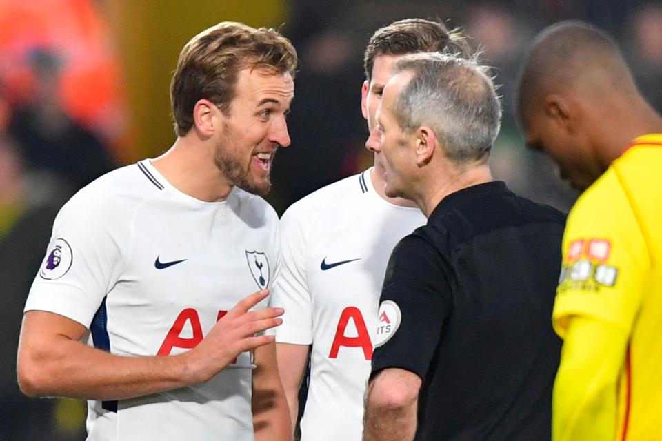  Harry Kane protests Davinson Sanchez's sending off