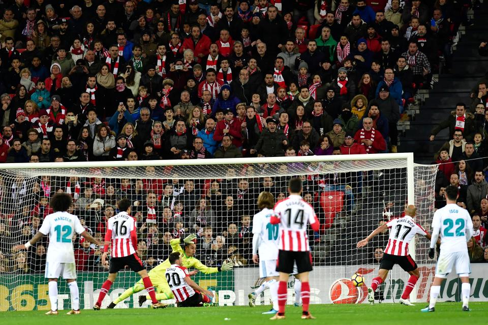  Aritz Aduriz misses a golden opportunity in front of Real Madrid's goal