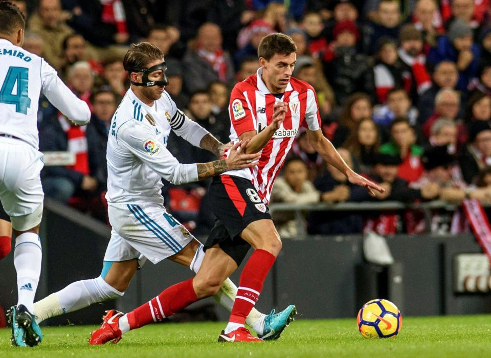  Sergio Ramos looks to dispossess Ander Iturraspe