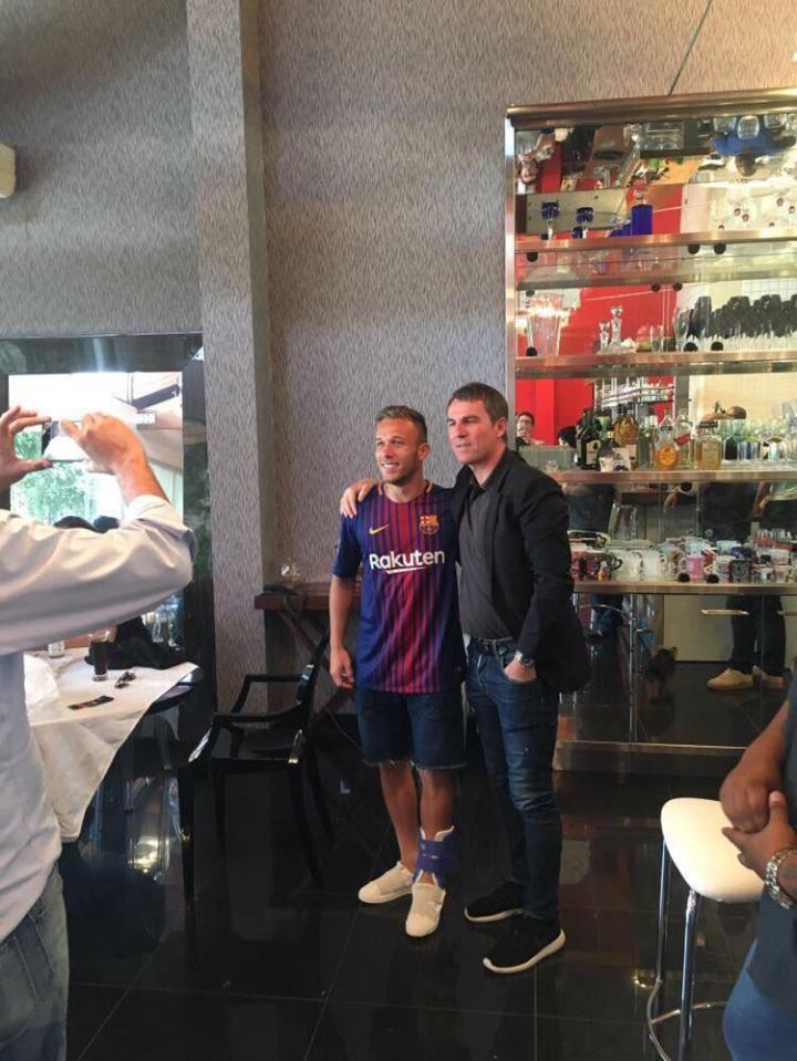  Barcelona have apologised to Gremio after a pic of sporting director Robert Fernandez and Arthur in a Barca shirt appeared online