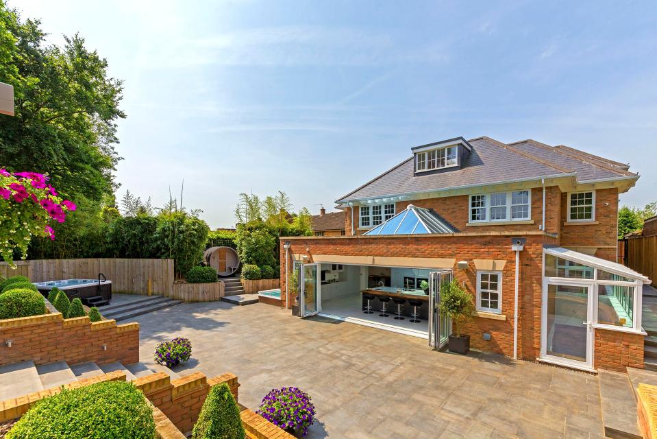  The property in St. Albans Herts, comprises of 10,000 square foot of formal and informal living areas