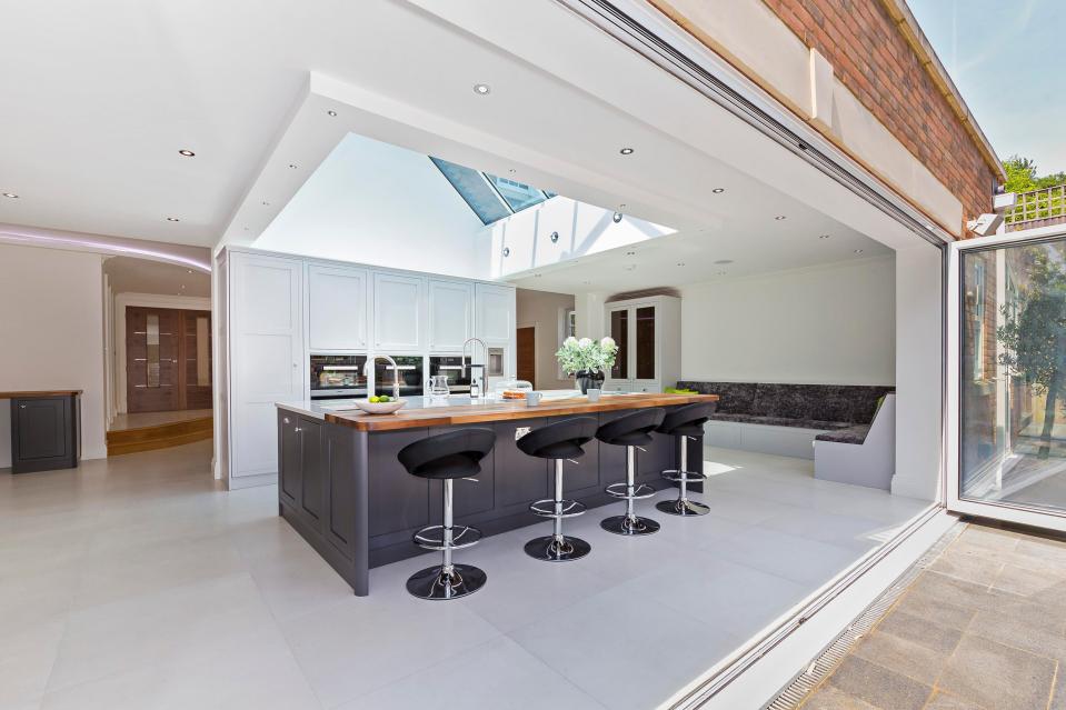  The airy breakfast room opens up into the garden