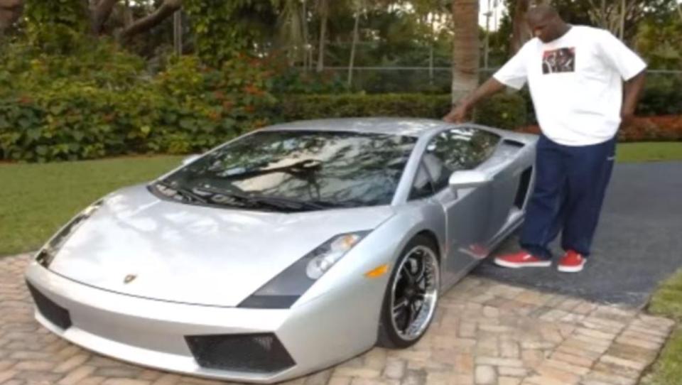  Shaquille O'Neal must struggle to get in his Lamborghini