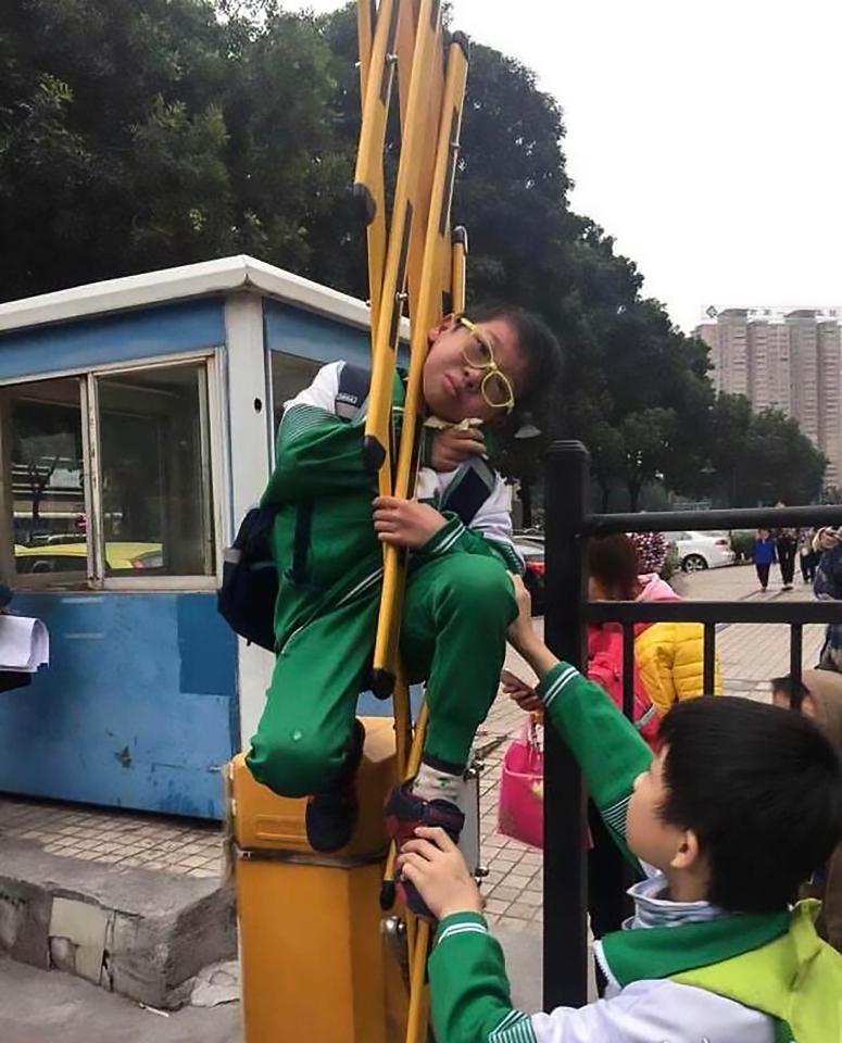  The unlucky schoolboy got his head stuck when the barrier started to rise