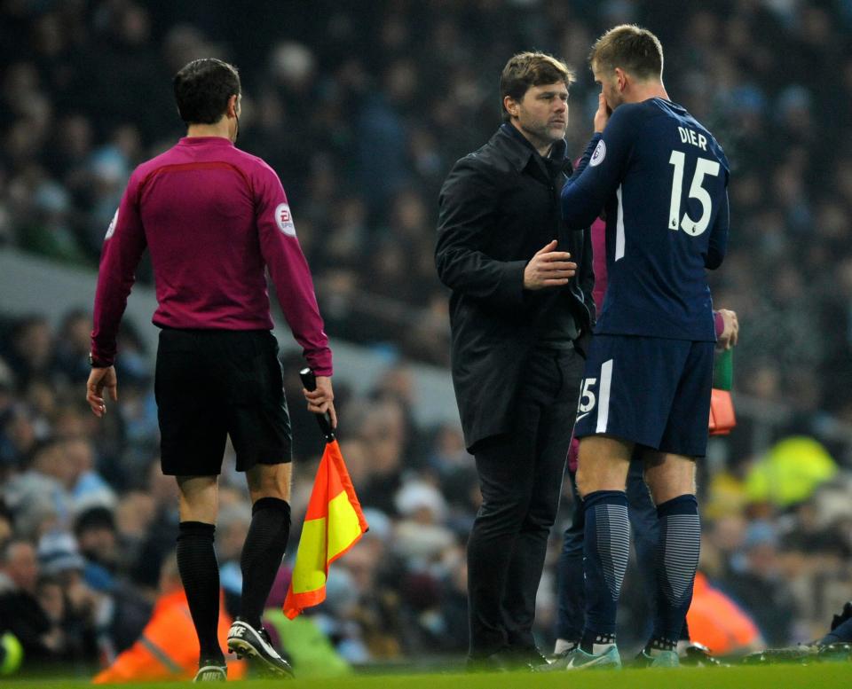  Mauricio Pochettino talks to Eric Dier during Manchester City defear