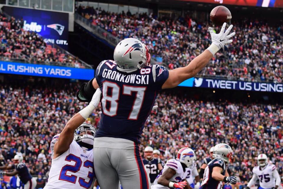  Rob Gronkowski makes a one-handed touchdown catch in New England's win over Buffalo