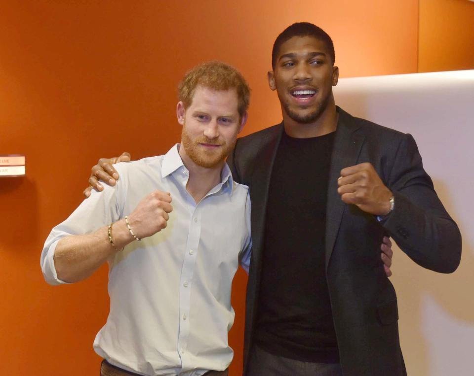  Anthony Joshua, poses with Prince Harry afterr appearing on Radi 4 with him