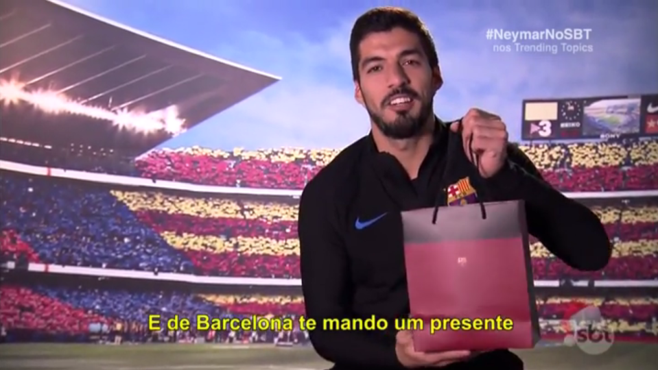  Luis Suarez teases fans with the gift bag he put Philippe Coutinho's present inside of