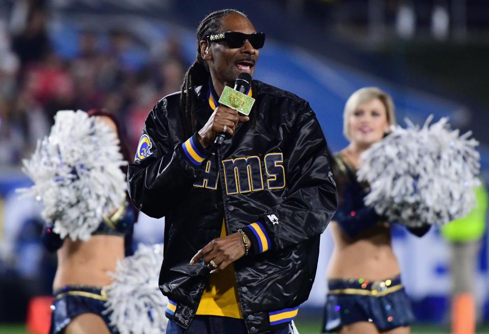  Snoop Dogg performs during a Rams game in Los Angeles