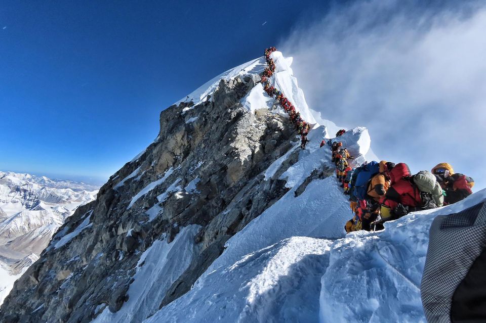  Heavy traffic at the top of Everest, which ultimately led to the deaths of three people waiting for their turn on the summit recently