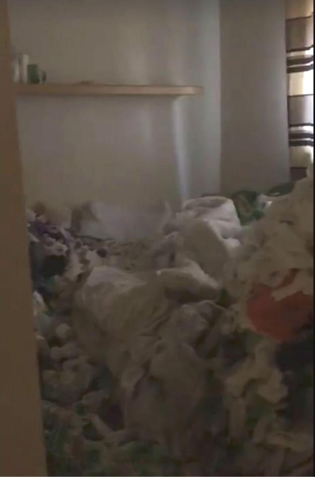  A woman filming the mess can't even understand how the tenant used the toilet