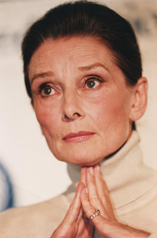  1992: Audrey reports to the press on her visit to Somalia at the UNICEF special ambassador. At 62, she still wears a subtle eyeliner flick