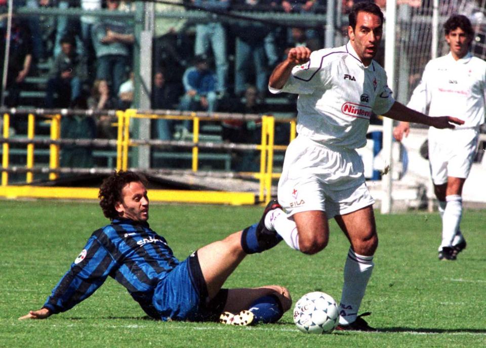  Edmundo leads the line for Fiorentina against Atalanta in 1998