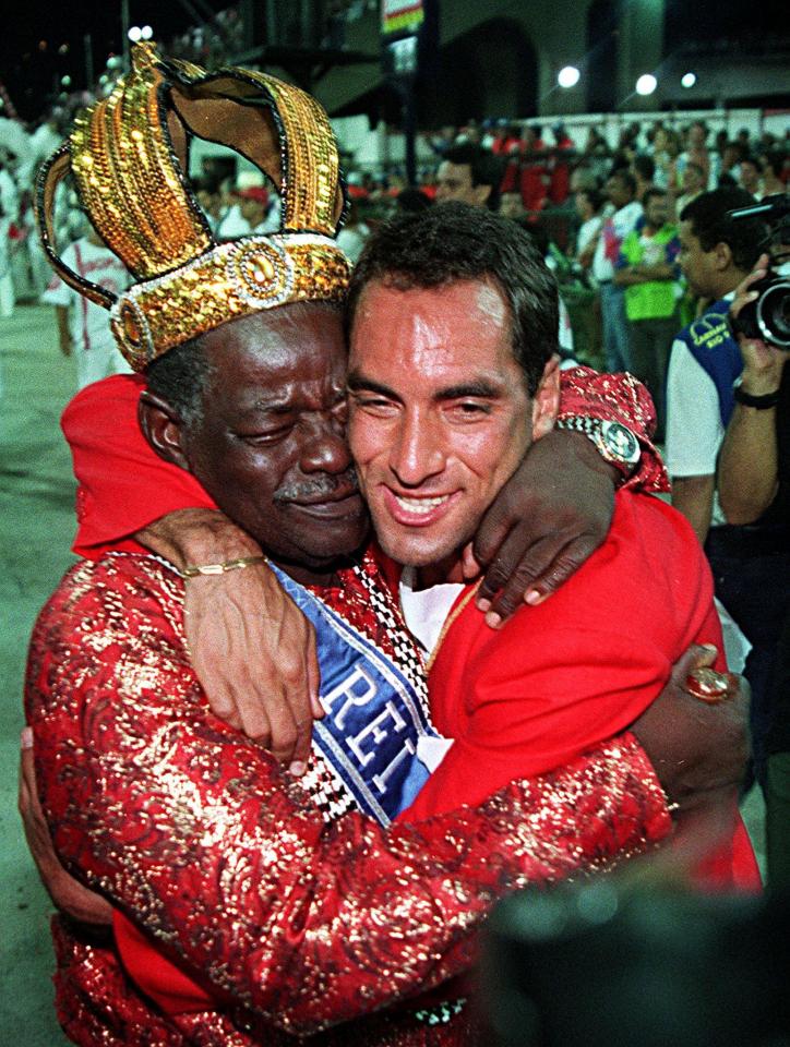  Edmundo is embraced by Carlos Santana, King of the Rio Carnival in 1998