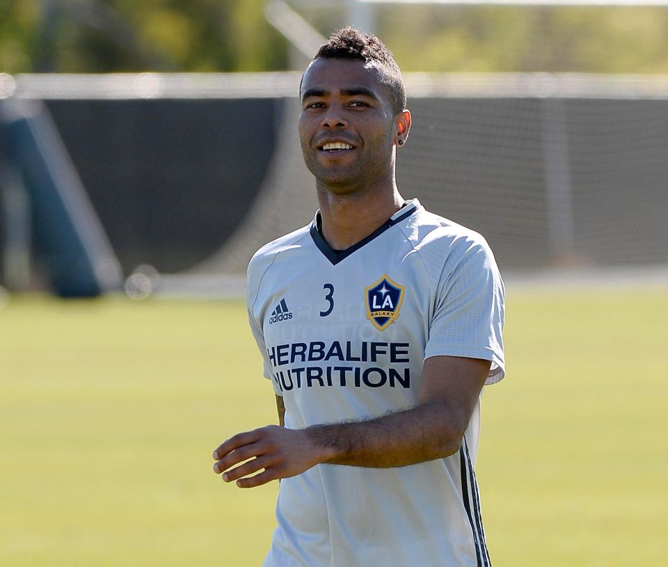  Ashley Cole has agreed a new one-year deal with LA Galaxy