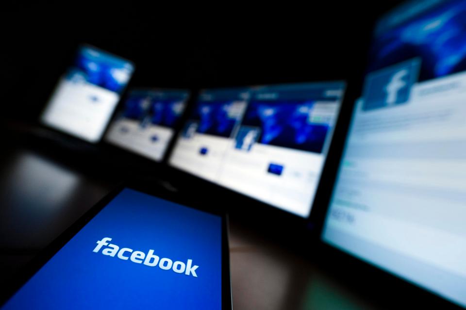  Experts say Facebook users are seeing fake news, but aren't being exposed to fact-checking services