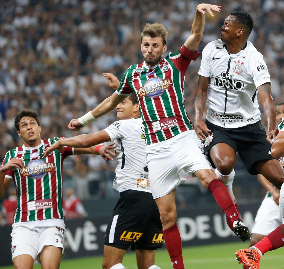  Corinthians' Jo, right, battles with Fluminense's Henrique