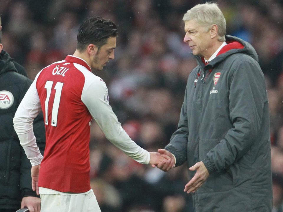  Wenger confirmed that Ozil has see a specialist over the injury