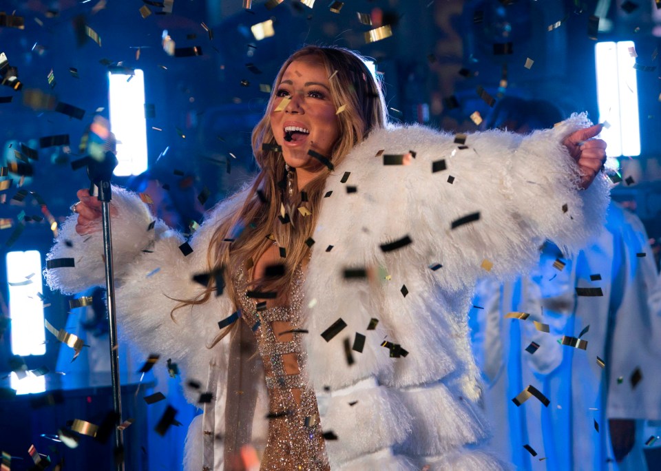 Mariah put on an impressive show and redeemed herself among her fans after storming off stage during last year's performance 