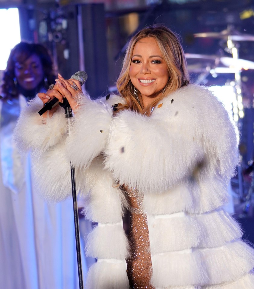 Mariah Carey paused her New Year's Eve performance to ask for some 'hot tea' 