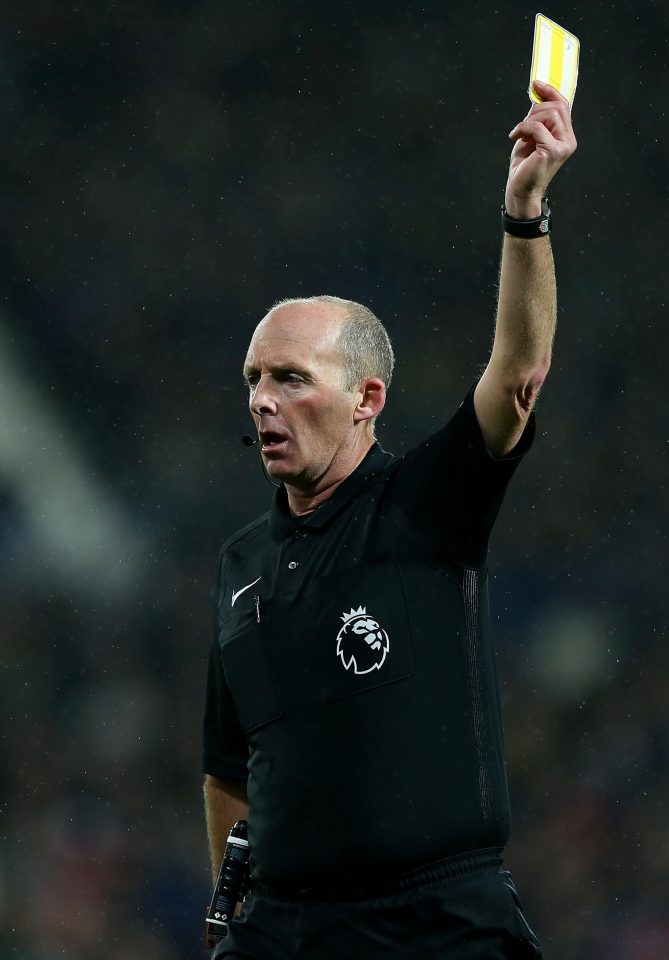  Mike Dean angered Arsene Wenger by awarding a last-gasp penalty