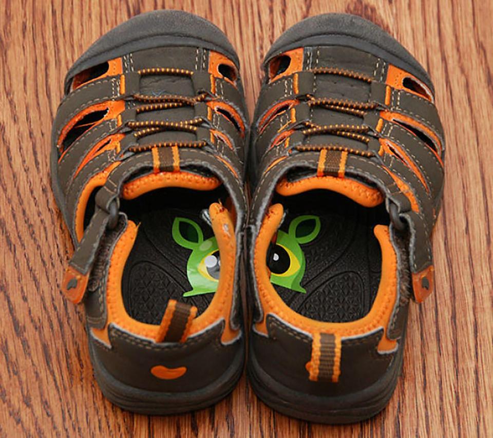  Try these cute stickers to teach your kids which foot to put their shoes on