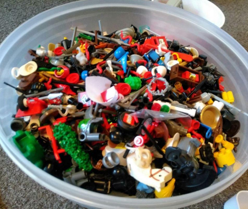  A bucket of minifigure accessories weighing 1 kg sold for almost £40 on eBay