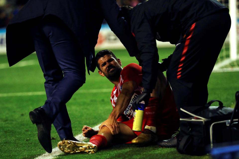  Diego Costa appeared to be struggling with a knee injury moments after his goal