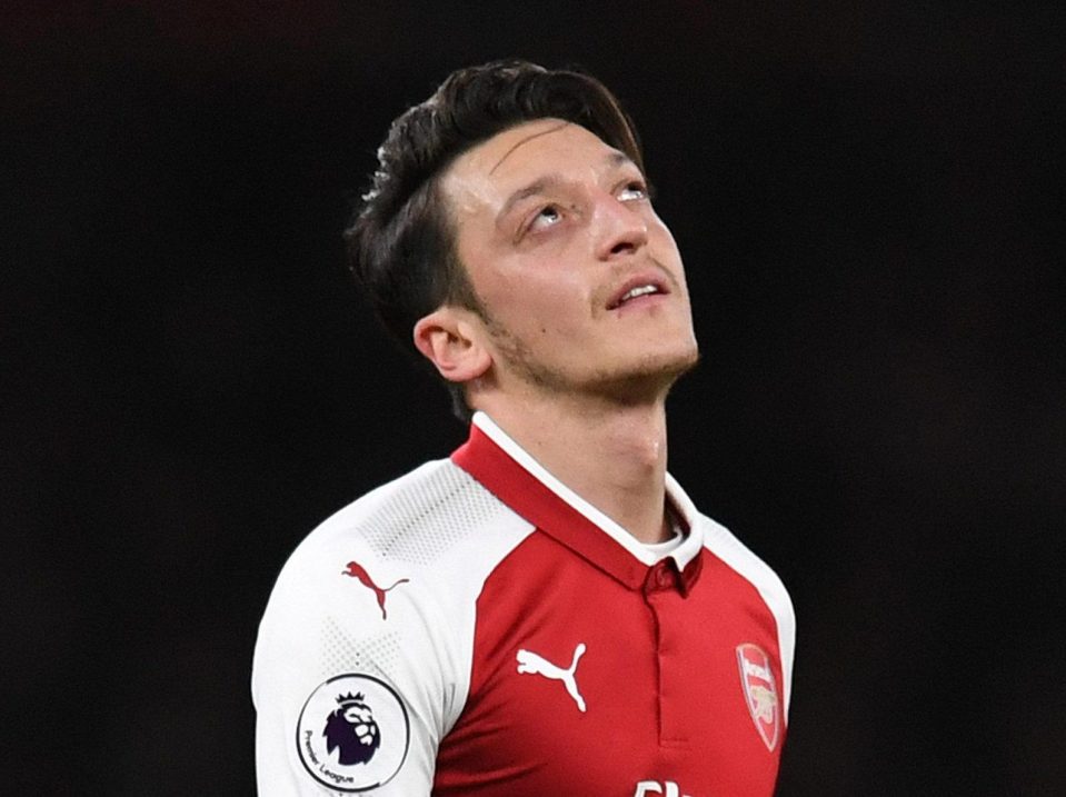  Mesut Ozil has seen a specialist over a knee injury