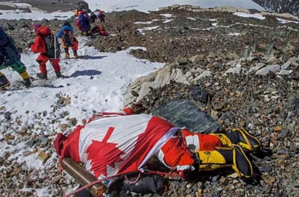  Climbers on their way to the summit must pass the bodies of those who died