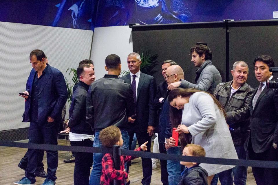  Philippe Coutinho's entourage arrive at the airport in Barcelona