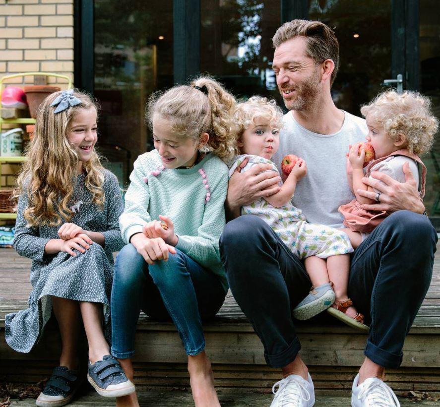  Simon with his daughters Marnie, Anya and twins Ottilie and Delilah