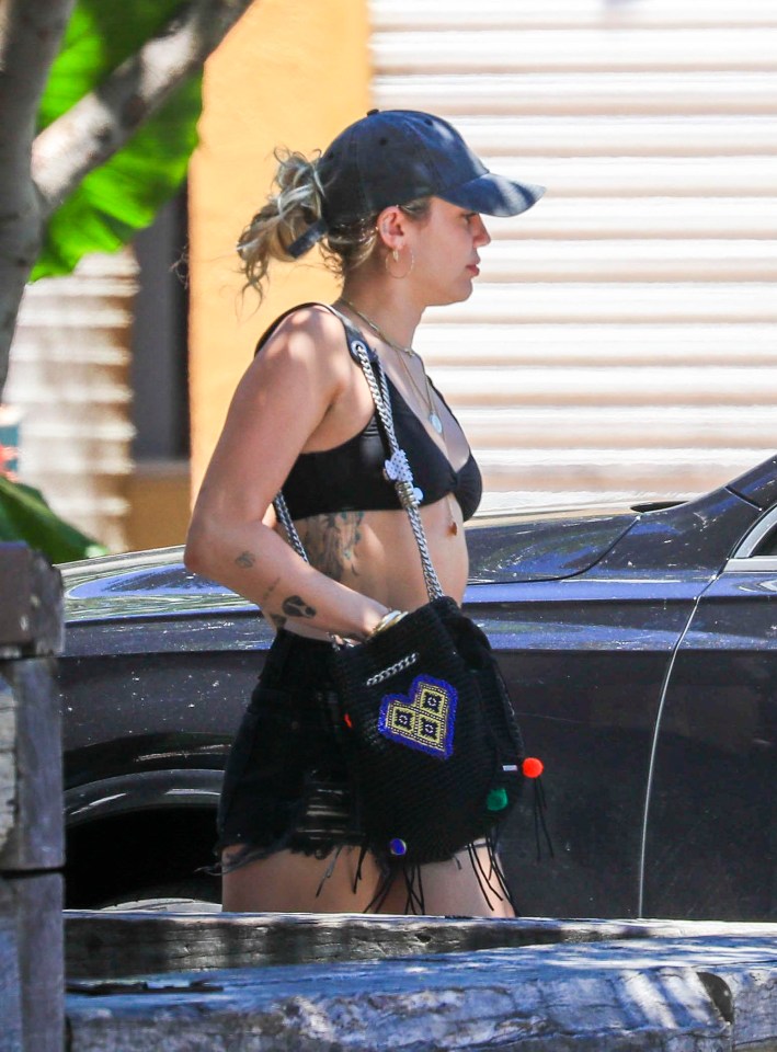 Miley looked very much in 'holiday mode' whilst eating lunch with her partner Liam