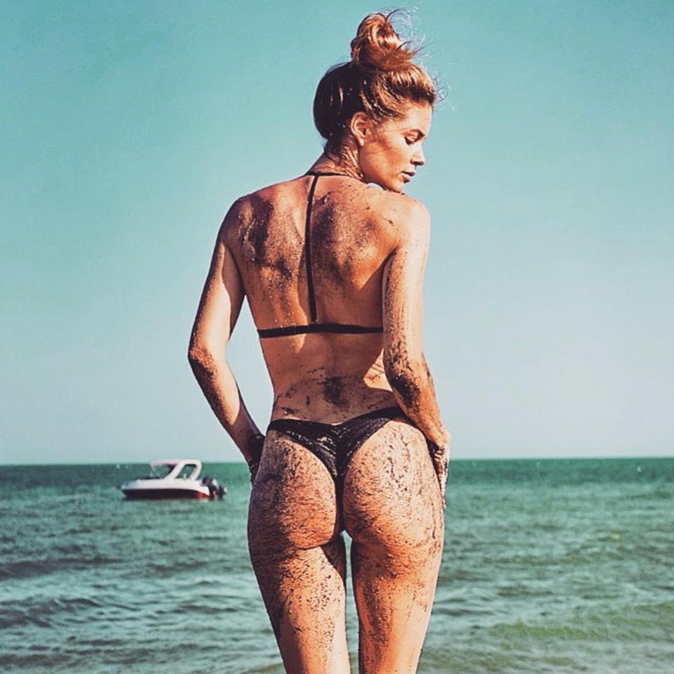  Doutzen Kroe, 32, treated fans to an eyeful as she shared this snap of her peachy bum