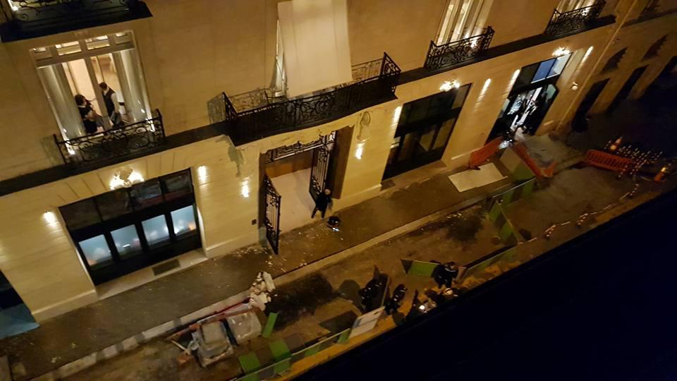  The robbers smashed their way into the five star hotel through a window