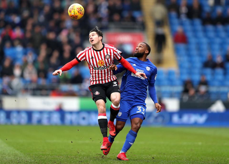  Sunderland's Bryan Oviedo battled against Junior Hoilett