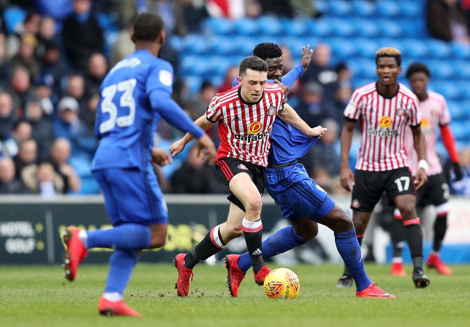  George Honeyman bursts away from Bruno Ecuele Manga