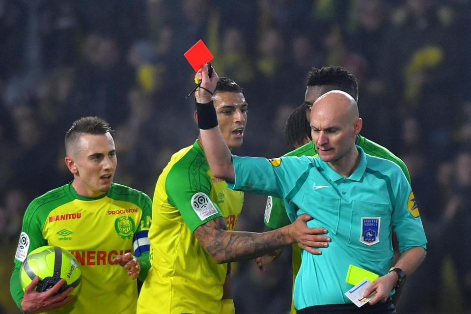  Nantes' players protest at Diego Carlos' red card against PSG