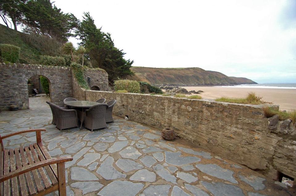  The detached property has its own private gateway for direct access to the beach