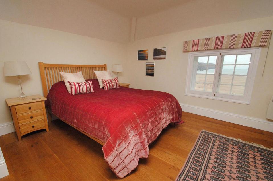  Two of the six bedrooms each have their own large en-suite and beach views