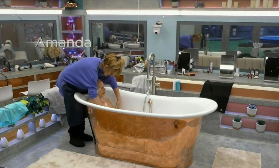  Amanda decided to bath dancer Wayne and even give him a pamper