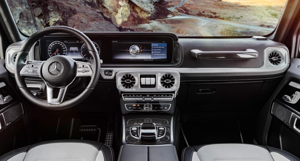  The G-Class' looks incredible and oozes absolute luxury with its 20in widescreen dash