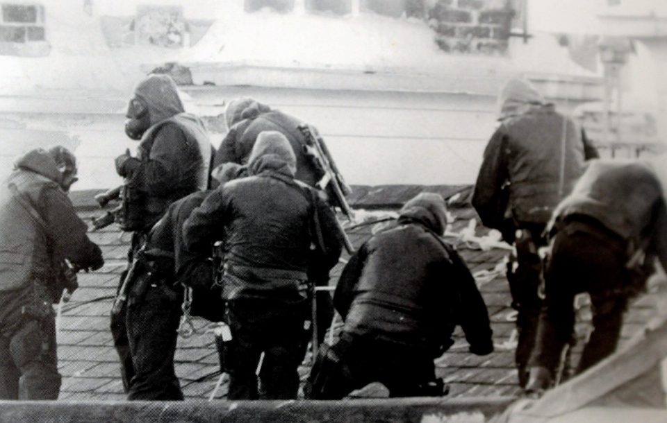  SAS soldiers on top of the Iranian embassy in 1980