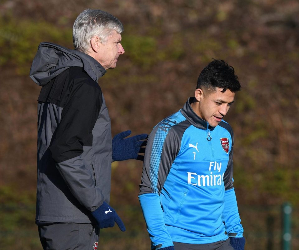  Arsene Wenger chatted to Alexis Sanchez at training yesterday