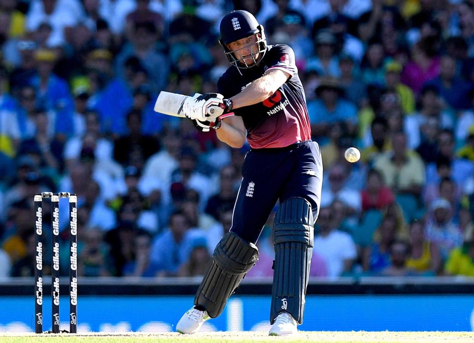  Jos Buttler helped England score 102 runs in the last ten over of their innings