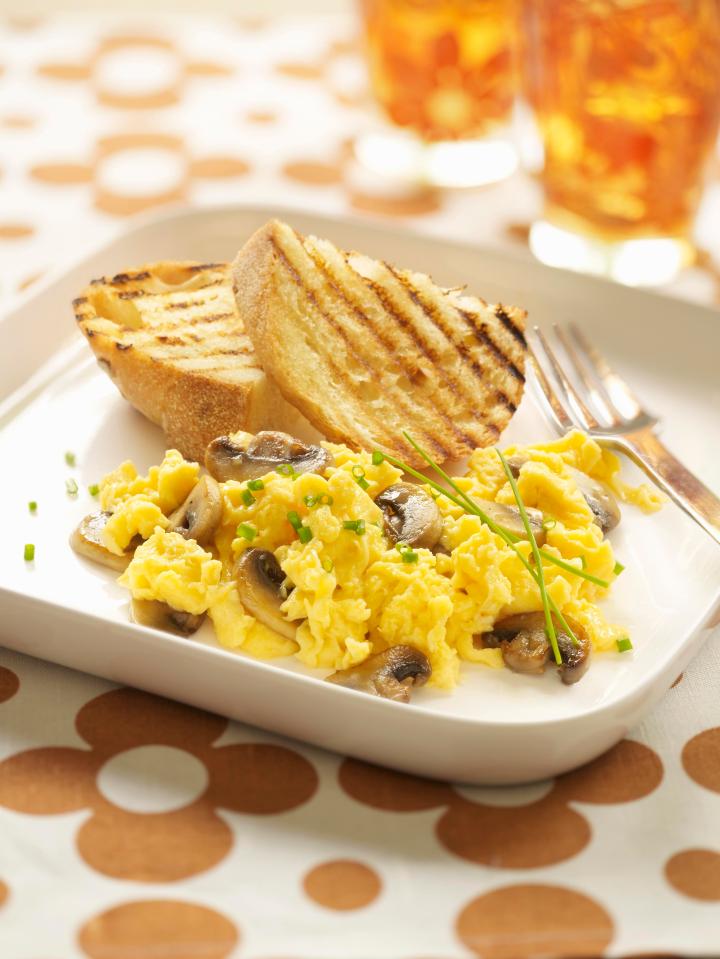  Scrambled eggs with toast and mushrooms