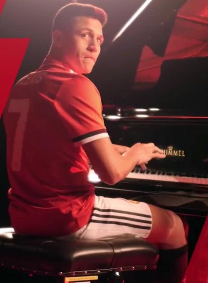  Alexis Sanchez was filmed on the piano