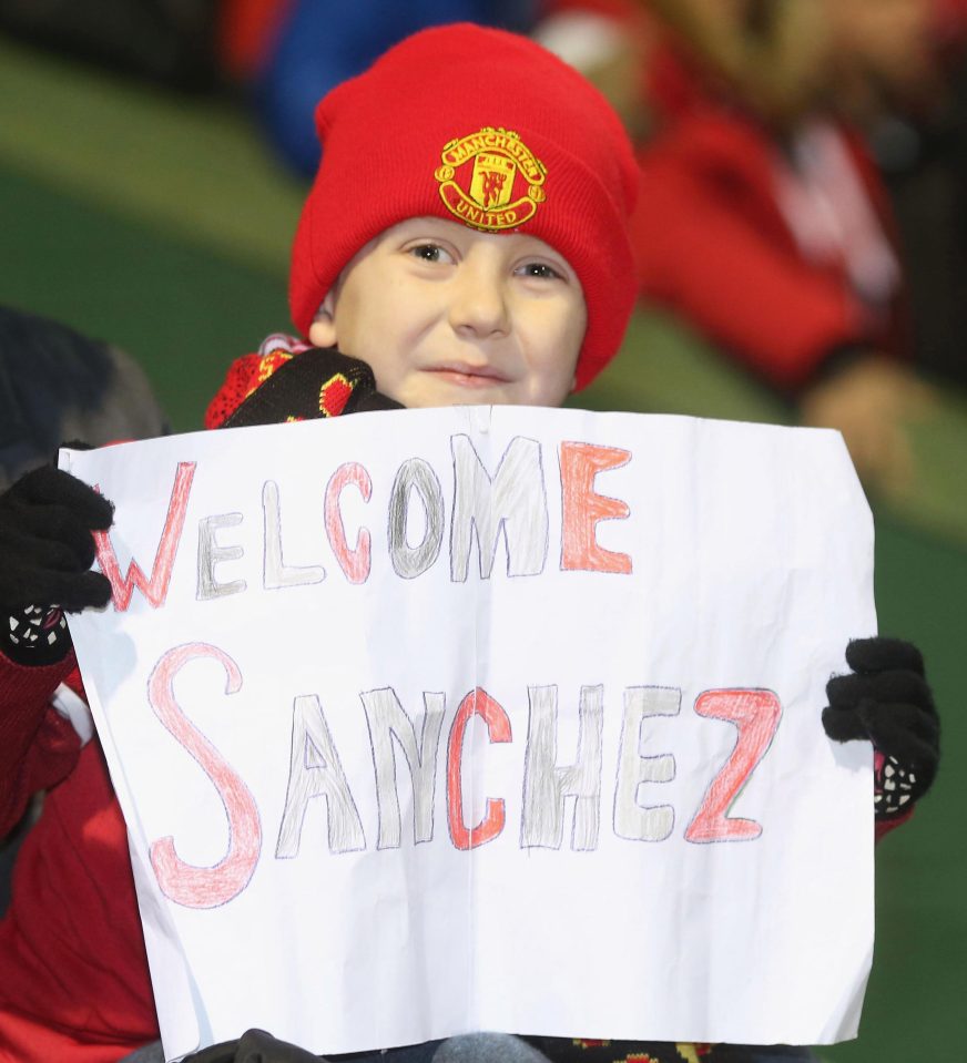  Manchester United fans welcome Alexis Sanchez to club