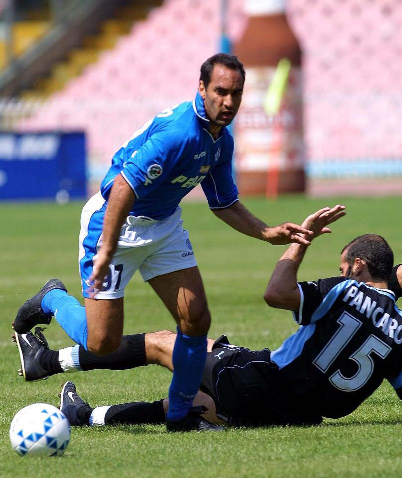  Edmundo playing for Napoli against Lazio