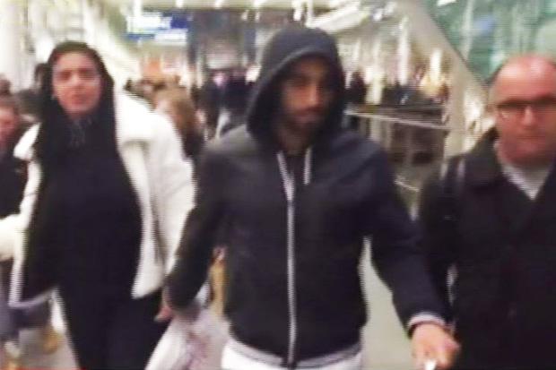  Lucas Moura has arrived in London ahead of a Spurs switch